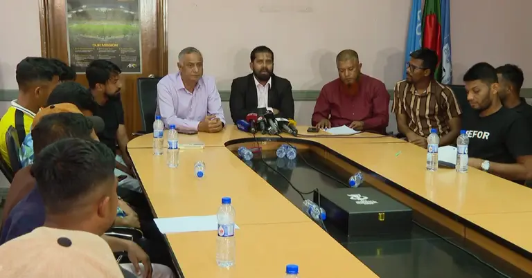 ফুটবলারদের সঙ্গে বৈঠক